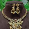 Short necklace with ad stone